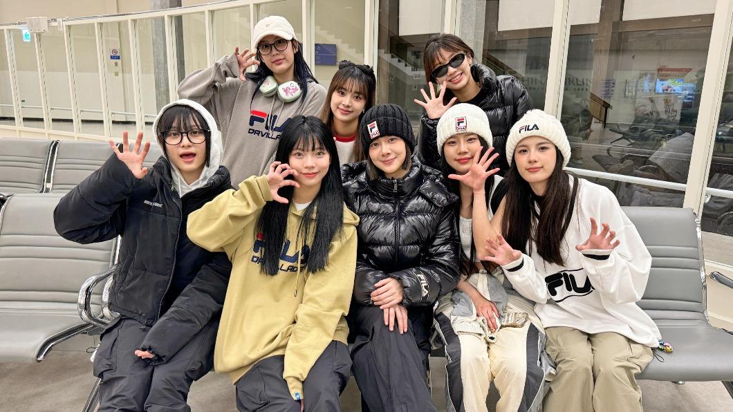 幻藍小熊龍年開春出發去韓國。（前排左起：許媛媛、Vicky、XXIN、容容 、毓，後排左起：Bido、Nico、采甄）。（圖／天空娛樂提供）