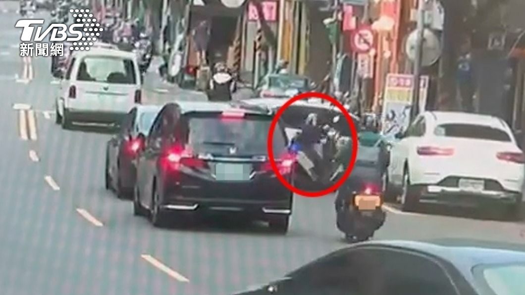 趕著處理民眾報案！土城女警直行撞上轉彎車　慘摔倒地
