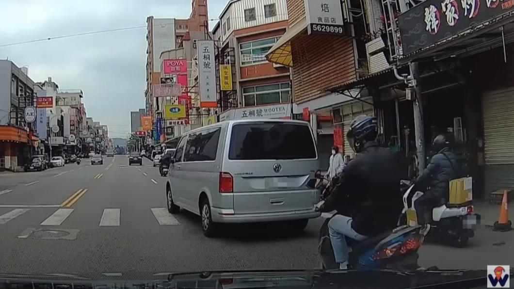 多部汽機車未禮讓行人。（圖／翻攝自WoWtchout-地圖型行車影像分享平台）