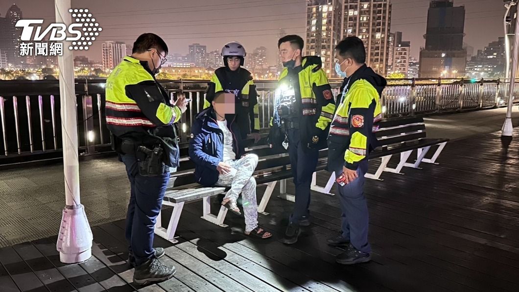 板橋男驚覺妻外遇「跨坐陸橋散心」路人嚇壞!4警輪流苦勸
