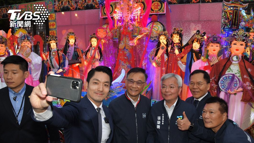 蔣萬安特地到燈組旁拍照打卡。（圖／胡瑞麒攝）