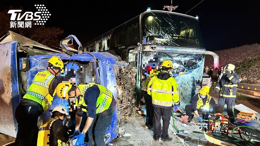 台中遊覽車、小貨車「嚴重車禍」!至少釀6傷1司機沒心跳