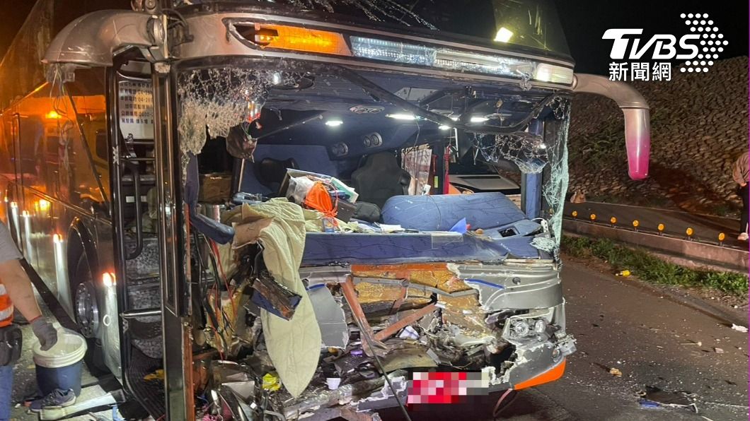 網紅開心員旅遇車禍 遊覽車頭「破一個大洞」驚悚畫面曝