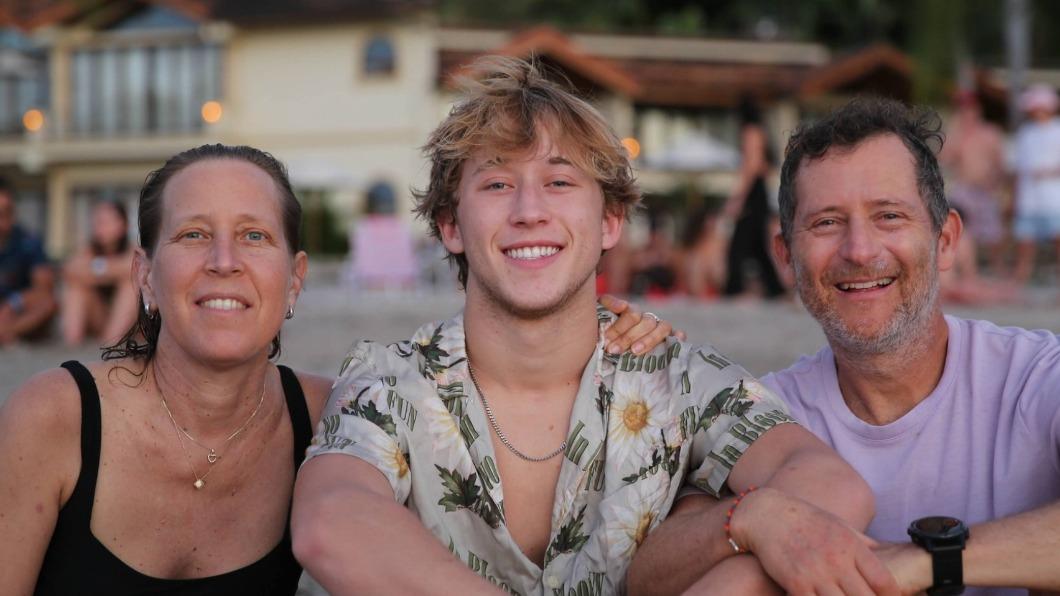 YT前執行長Susan Wojcickic(左)與兒子Marco Troper(中),右為父親Dennis Troper。(圖/翻攝自Esther Wojcicki臉書)