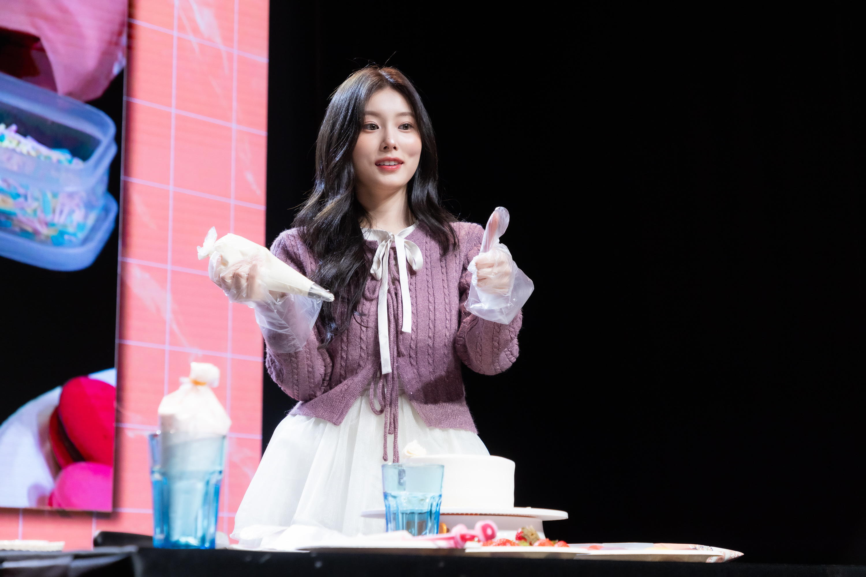 韓國女星姜惠元在現場親手製作蛋糕。(圖/星月文創提供)
