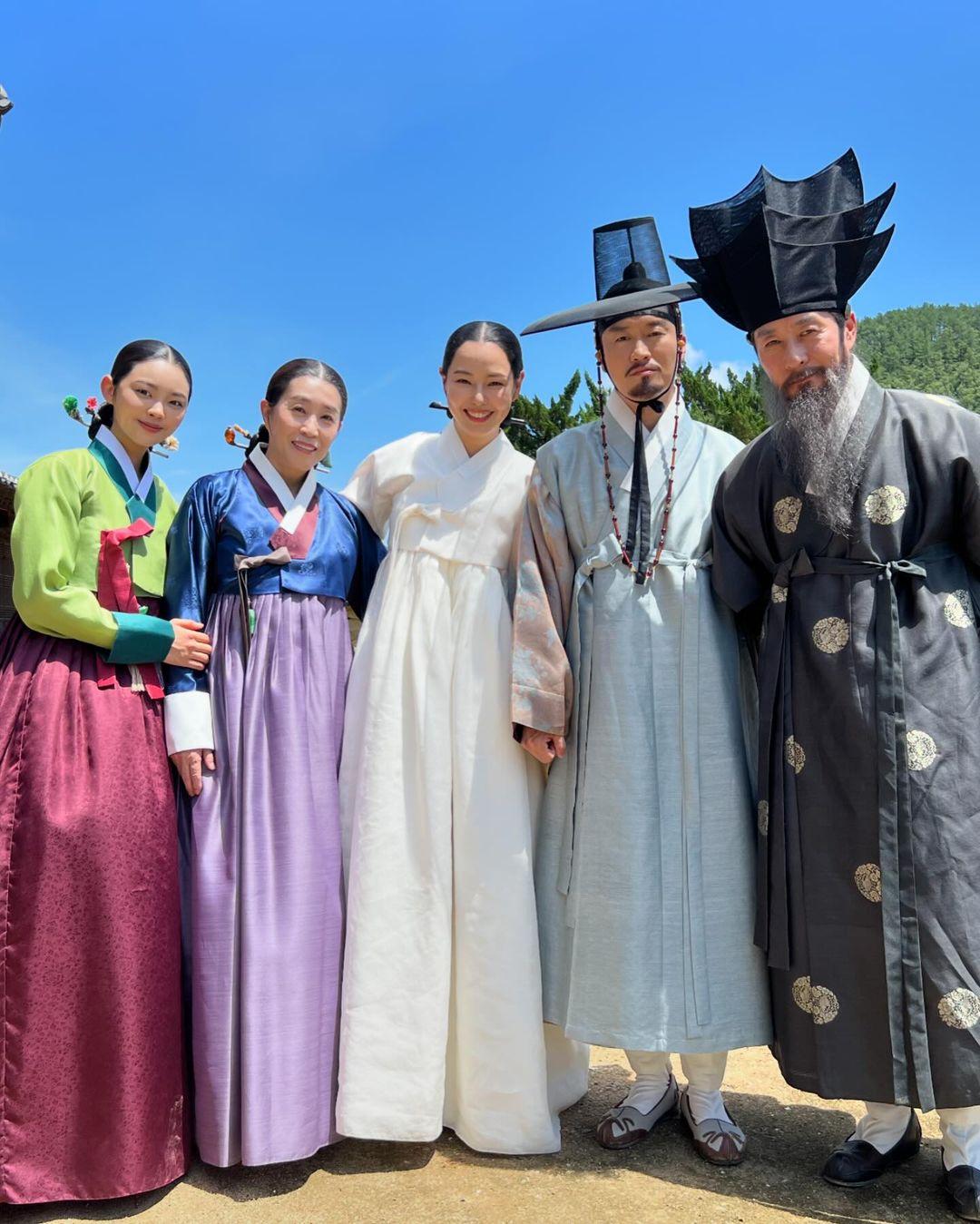 左起鄭素利、金美卿、李荷妮、吳義植、金相中。(圖/翻攝自李荷妮IG)