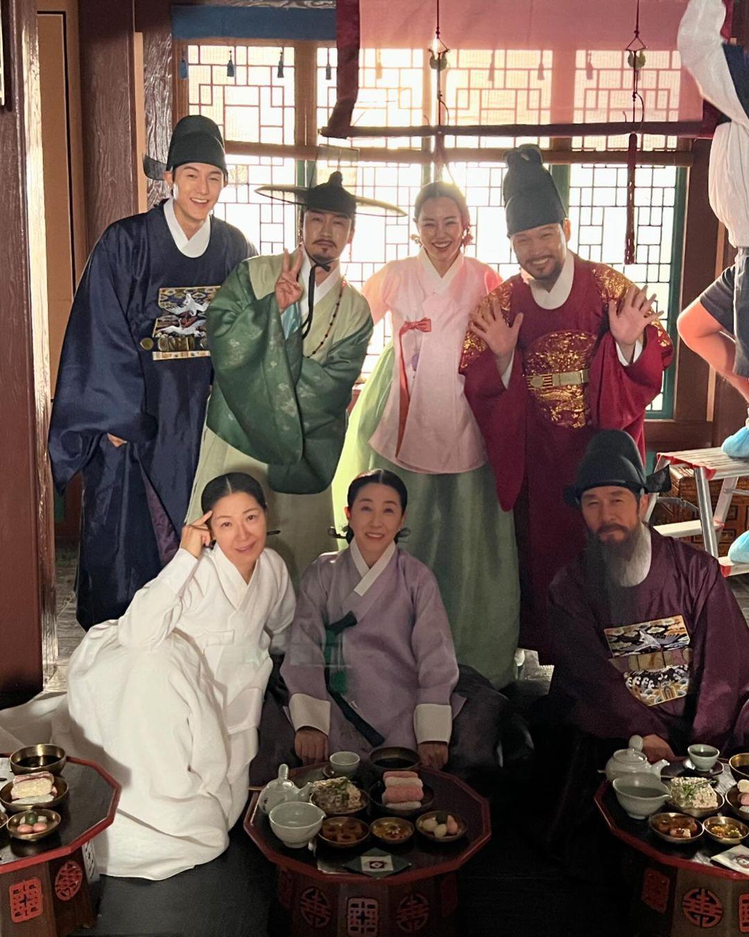 由左至右:(後排)李己雨、吳義植、李荷妮、許政度,(前排)徐梨淑、金美卿、金相中。(圖/翻攝自李荷妮IG)