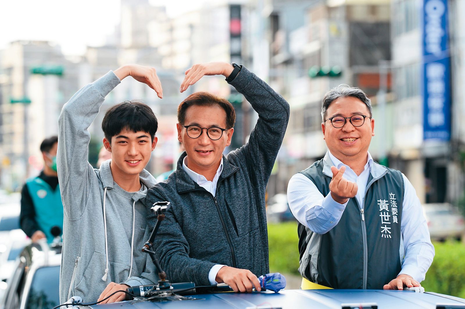 前年底德德(左)就曾和老爸鄭運鵬(中)一起掃街謝票。(圖/鄭運鵬團隊提供)
