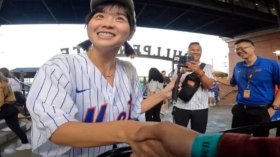 籃籃與台南Josh握手後驚覺大事不妙。(圖/翻攝自台南Josh YT)