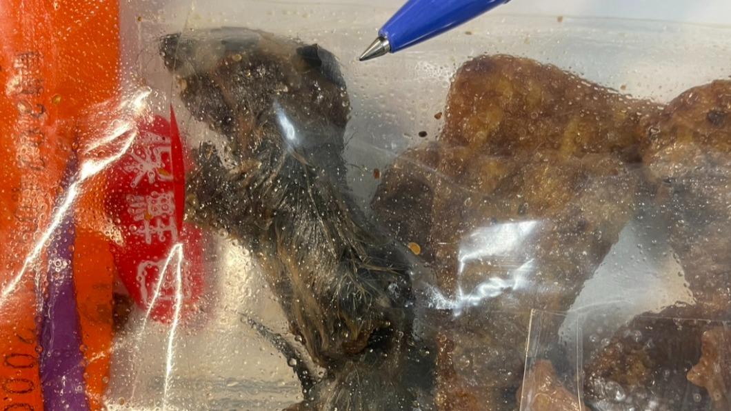 噁!他豆乾嗑一半驚見「完整老鼠乾屍」 台南衛生局要查了