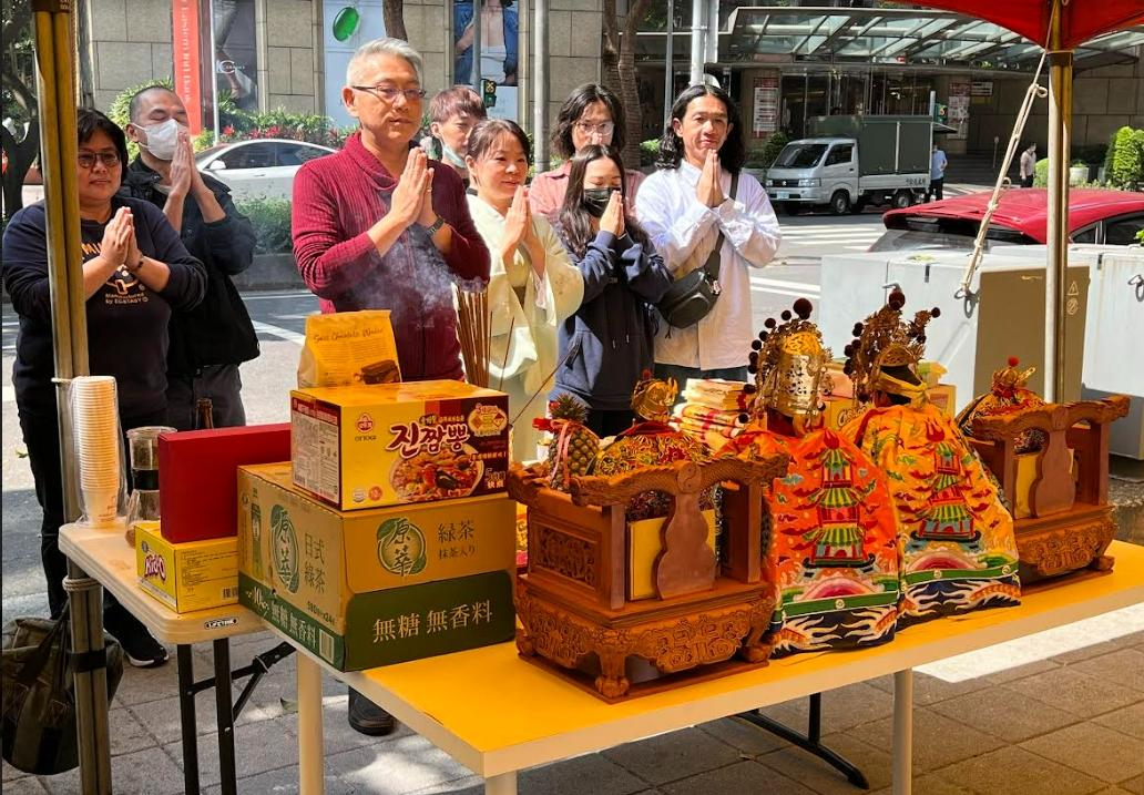 春河劇團團長郎祖明率領員工開工拜拜。(圖/春河劇團提供)
