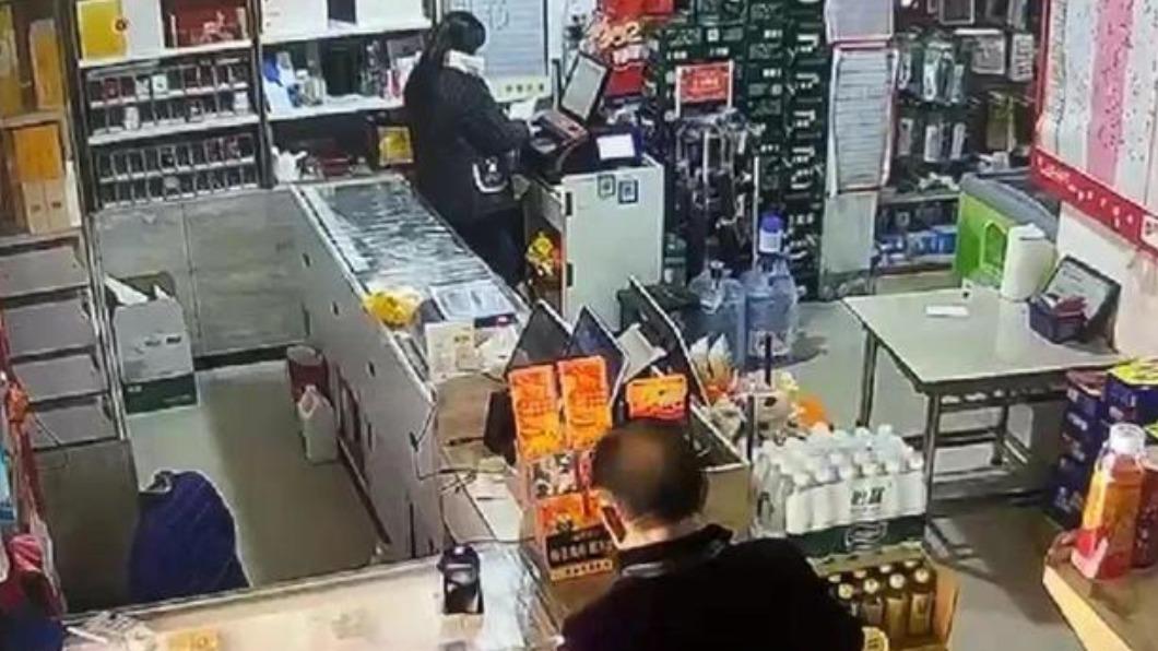 陸男連11天刮刮樂爽中獎!闆娘見監視器一幕 氣瘋報警