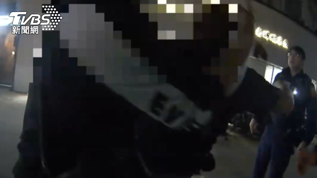 男子酒醉失控遭警方保護管束。(圖/TVBS)