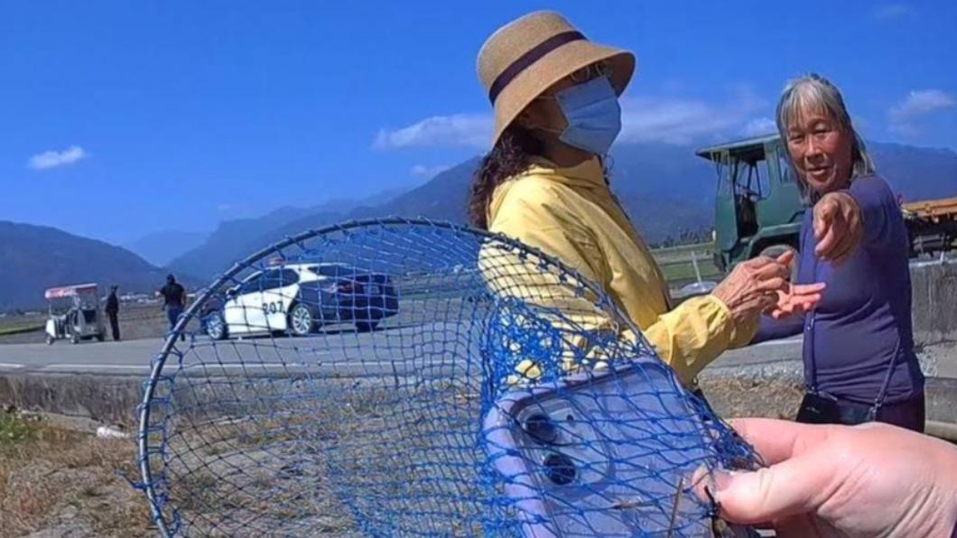 遊客手機掉農田水溝 混濁看不見 用這神器撈起