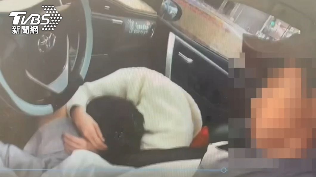 軍人酒駕睡死車停路中央 交警開門見副駕女友「趴他腿上」下場慘了