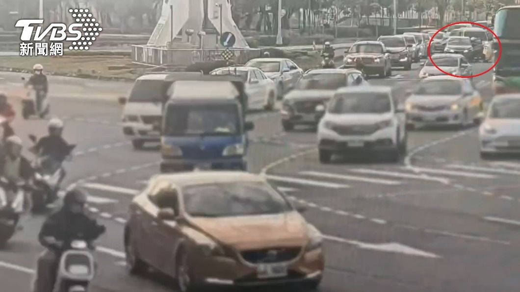 劉姓軍人酒駕睡死卡路中央。(圖/TVBS)