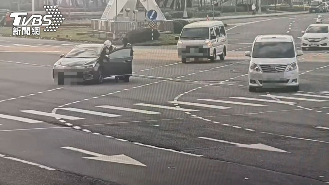 警方幫忙移車。(圖/TVBS)