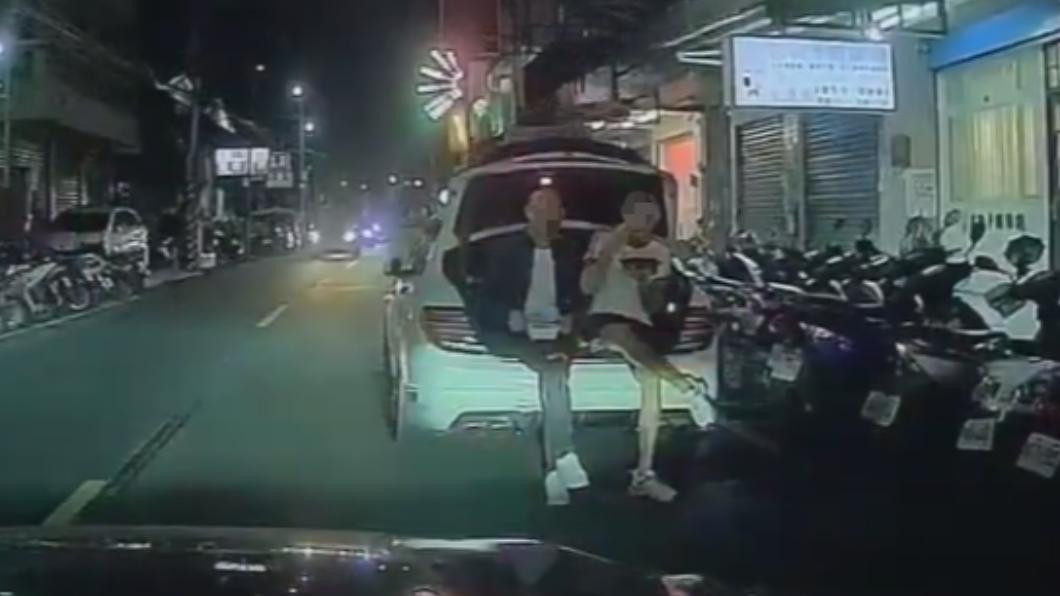 新莊VIP雙人雅座?2少年併排違停坐後車廂吃便當