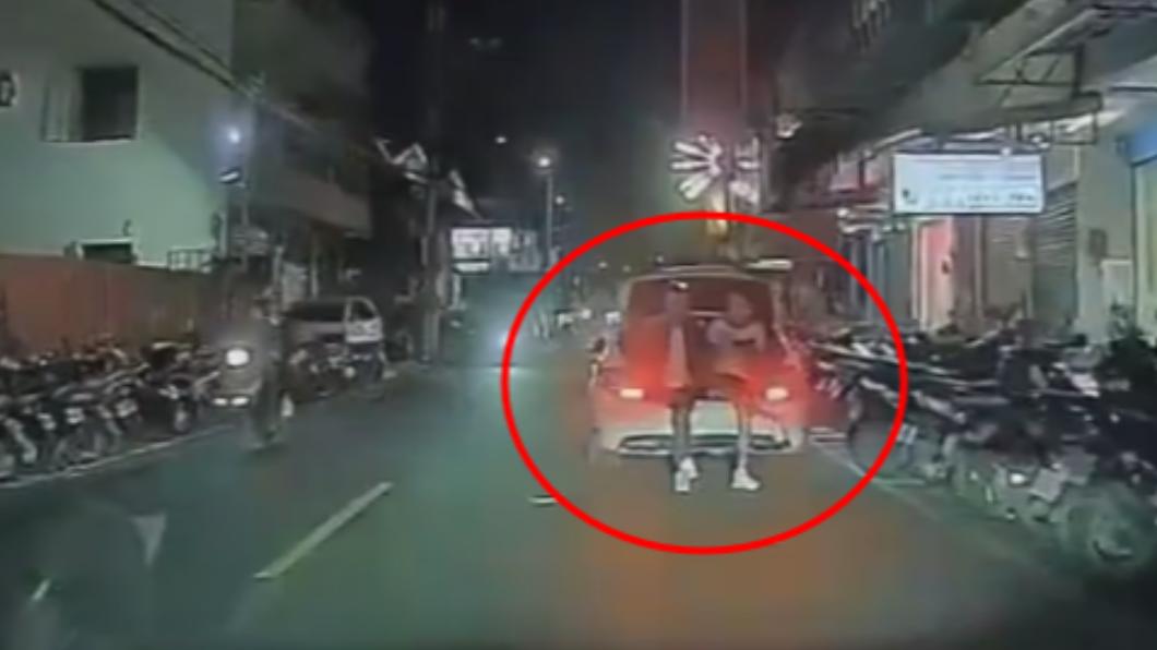 轎車併排違停。(圖/翻攝自WoWtchout-地圖型行車影像分享平台)