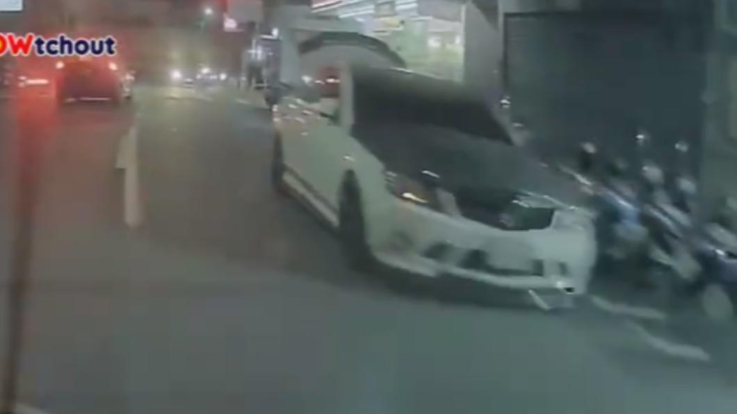 警方將對該車駕駛開罰。(圖/翻攝自WoWtchout-地圖型行車影像分享平台)