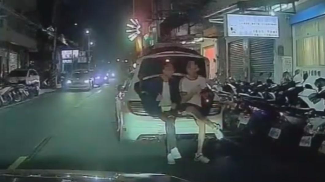 兩名年輕人無視來往車輛,聊天吃便當。圖/翻攝自WoWtchout-地圖型行車影像分享平台)