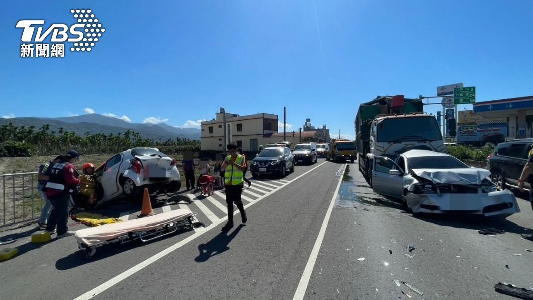 屏東台1線連環碰碰車 大貨車剎不住撞上等紅燈轎車釀4傷