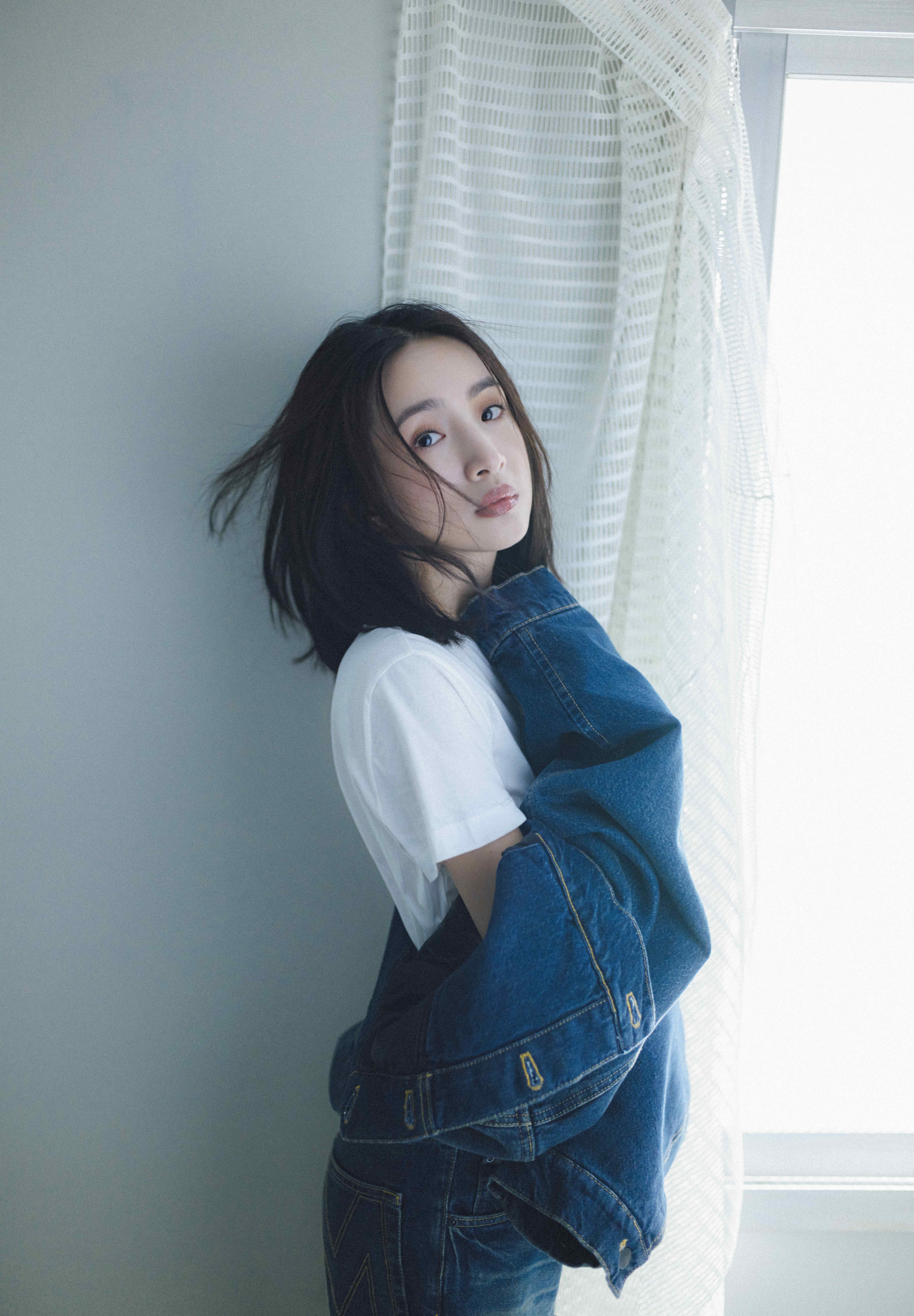 林依晨身穿MARC JACOBS的牛仔套裝。(圖/周子娛樂提供)