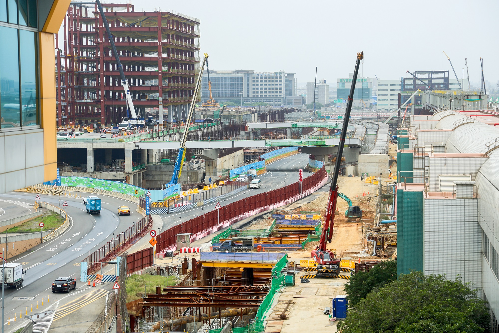 行經航站北路,可看見隨著工程進度推展之第三航廈及北登機廊廳的外觀,預見未來新航廈投入營運的願景。