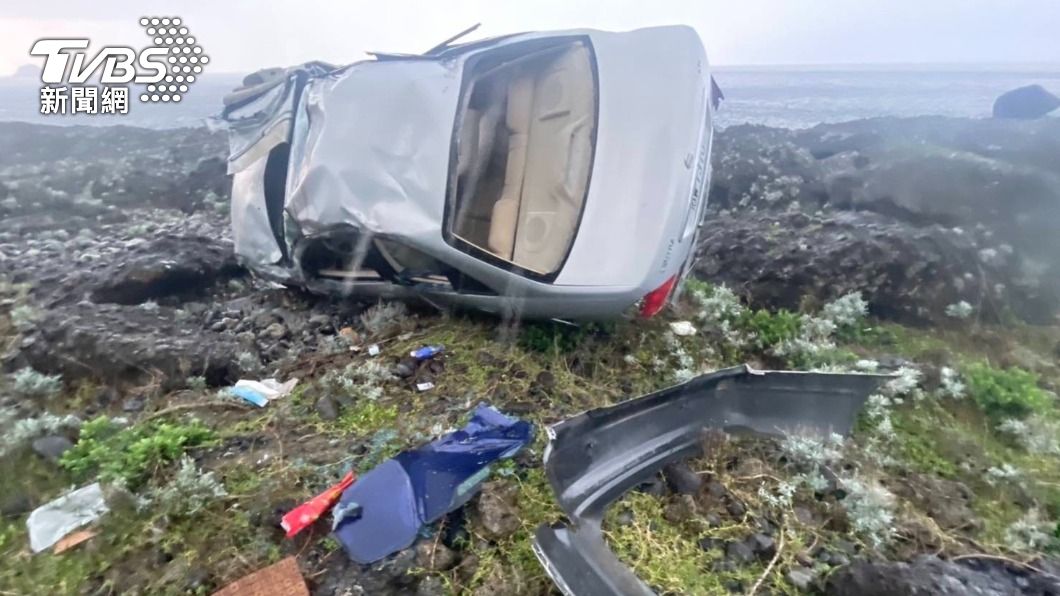 蘭嶼除夕死亡車禍!轎車自撞沿岸礁石 駕駛未繫安全帶噴飛亡