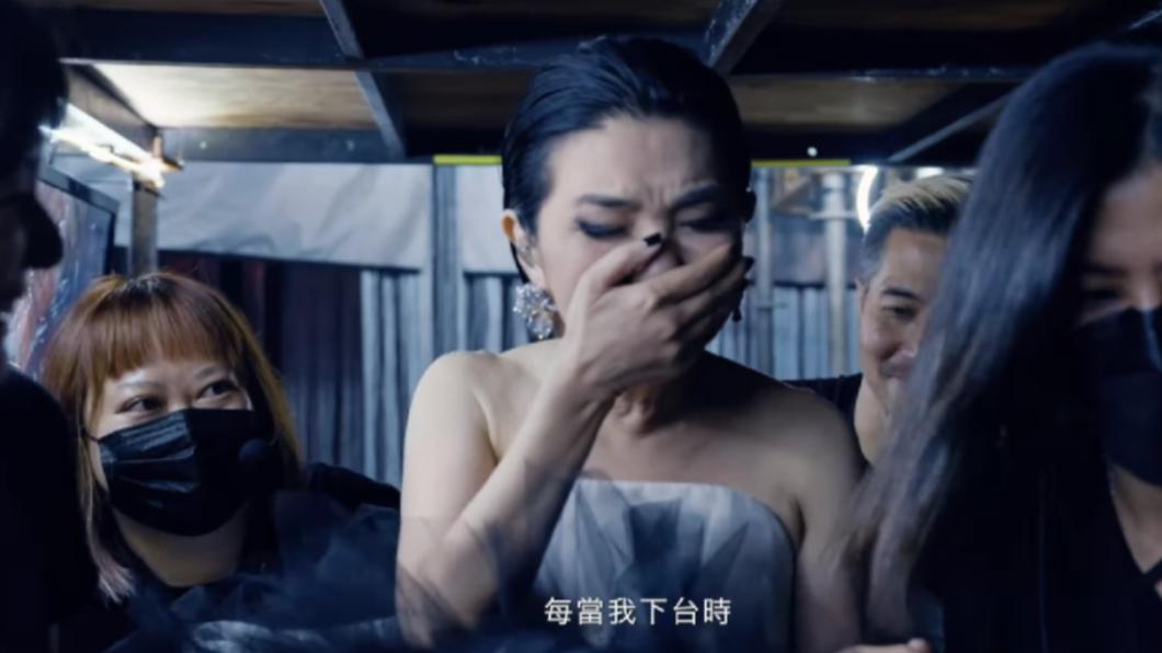 張清芳演唱會結束後,一下台忍不住激動大哭。(圖/翻攝自張清芳臉書)
