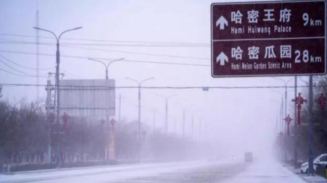 新疆雪茫茫一片。(圖/翻攝自《極目新聞》)