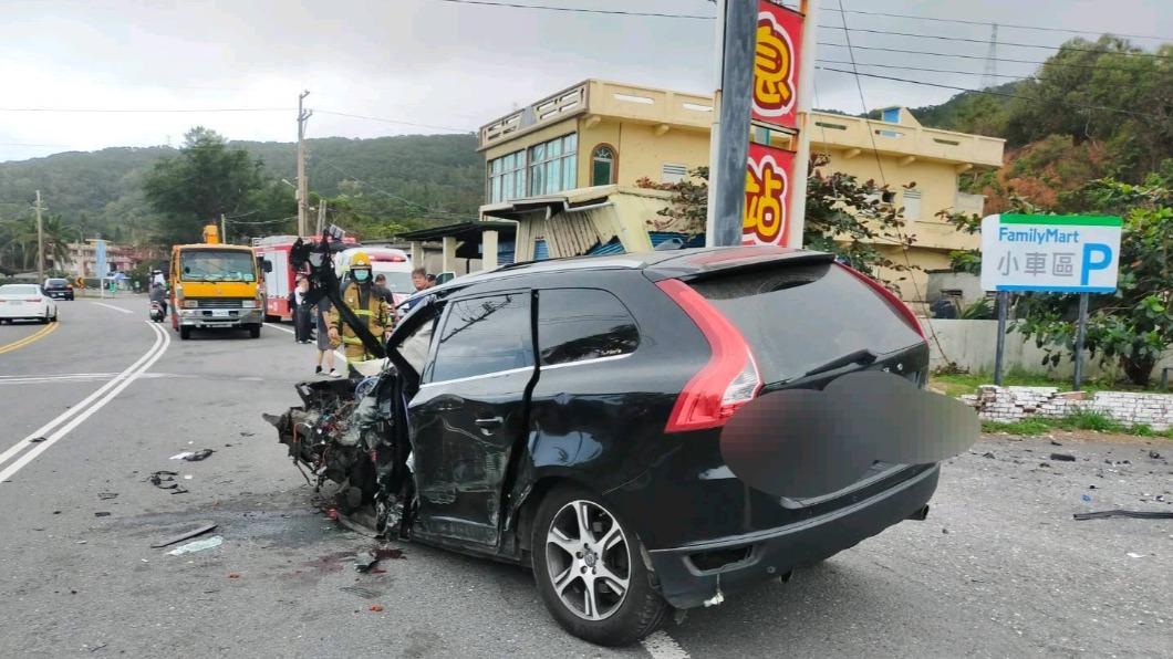 百萬瑞典坦克休旅車自撞廣告立柱 車頭全毀兩傷