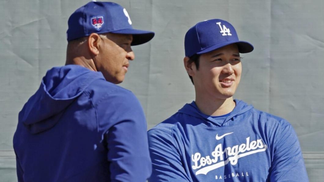 道奇主帥羅伯斯(Dave Roberts)與大谷。(圖/翻攝自 X)