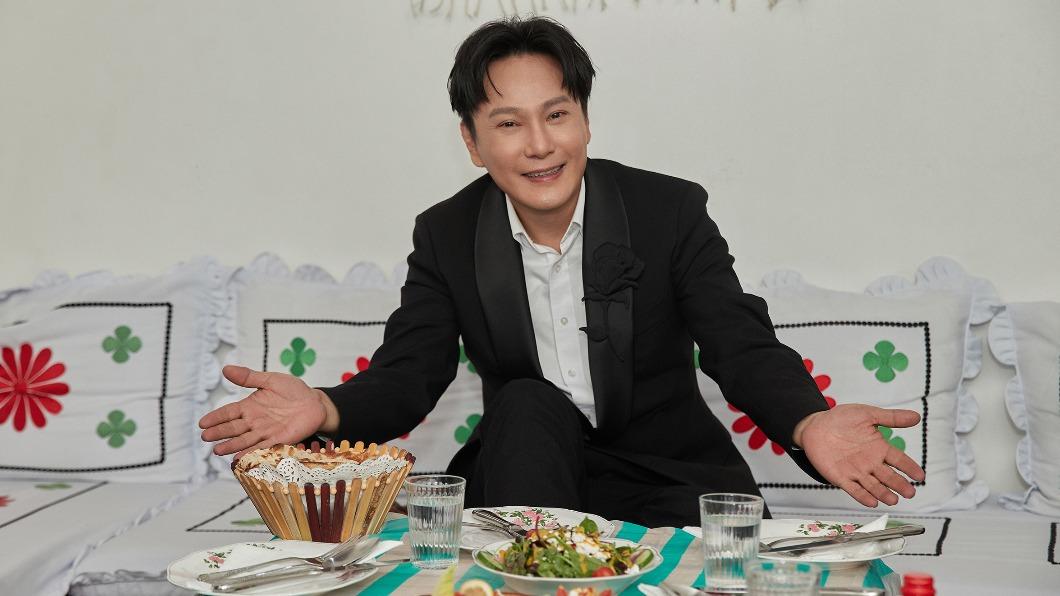 張信哲受邀品嘗阿拉伯道地美食。(圖/潮水音樂提供)