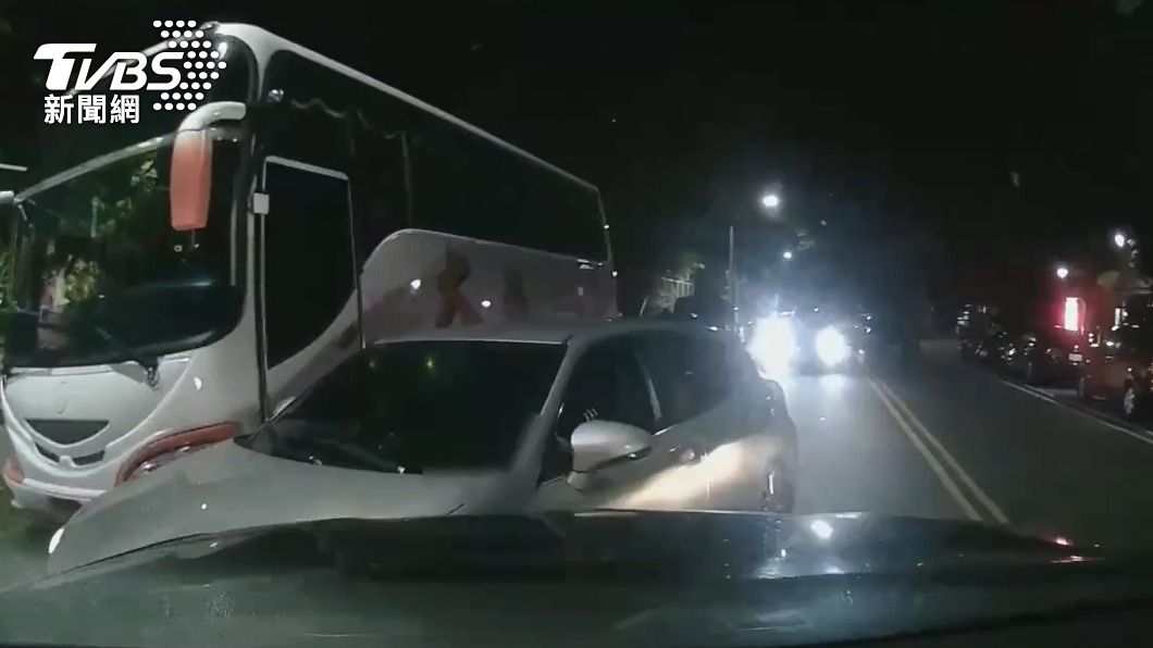 警方獲報到場時,遭到犯嫌駕車擦撞。(圖/TVBS)