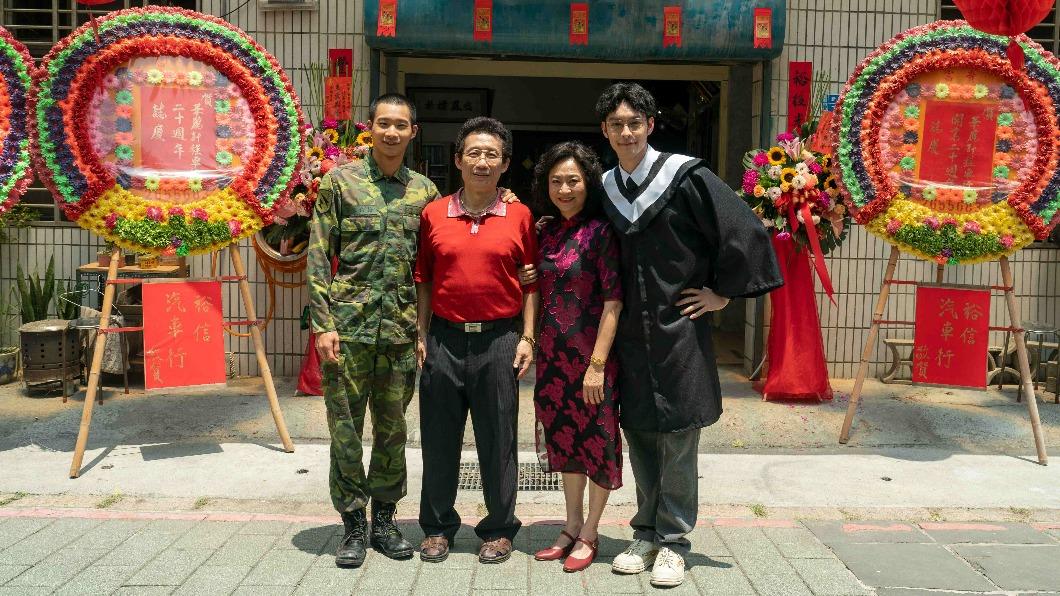 左起黃冠智、郭子乾、楊麗音、曹佑寧主演《華麗計程車行》。(圖/華視、LINE TV提供)