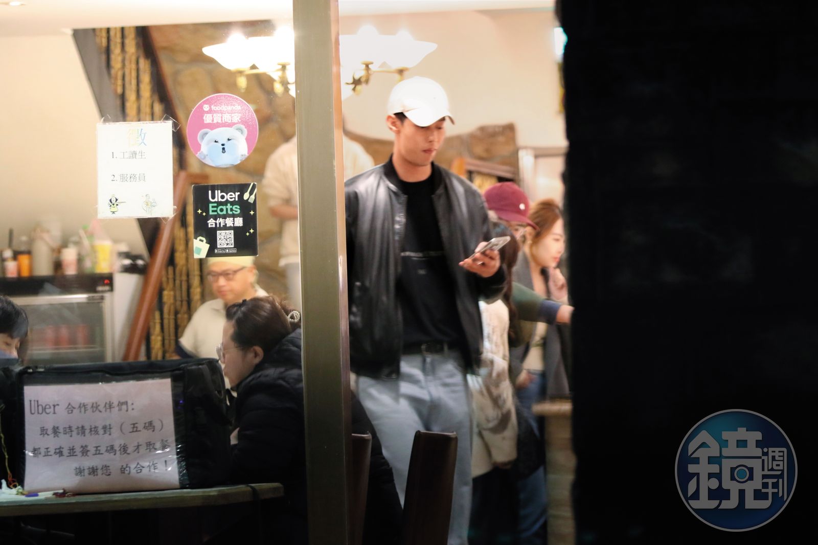 01:42,果然人氣早午餐咖啡店老闆Andy與瑞瑪席丹一前一後現身,似乎很避忌彼此同框。(圖/鏡週刊)