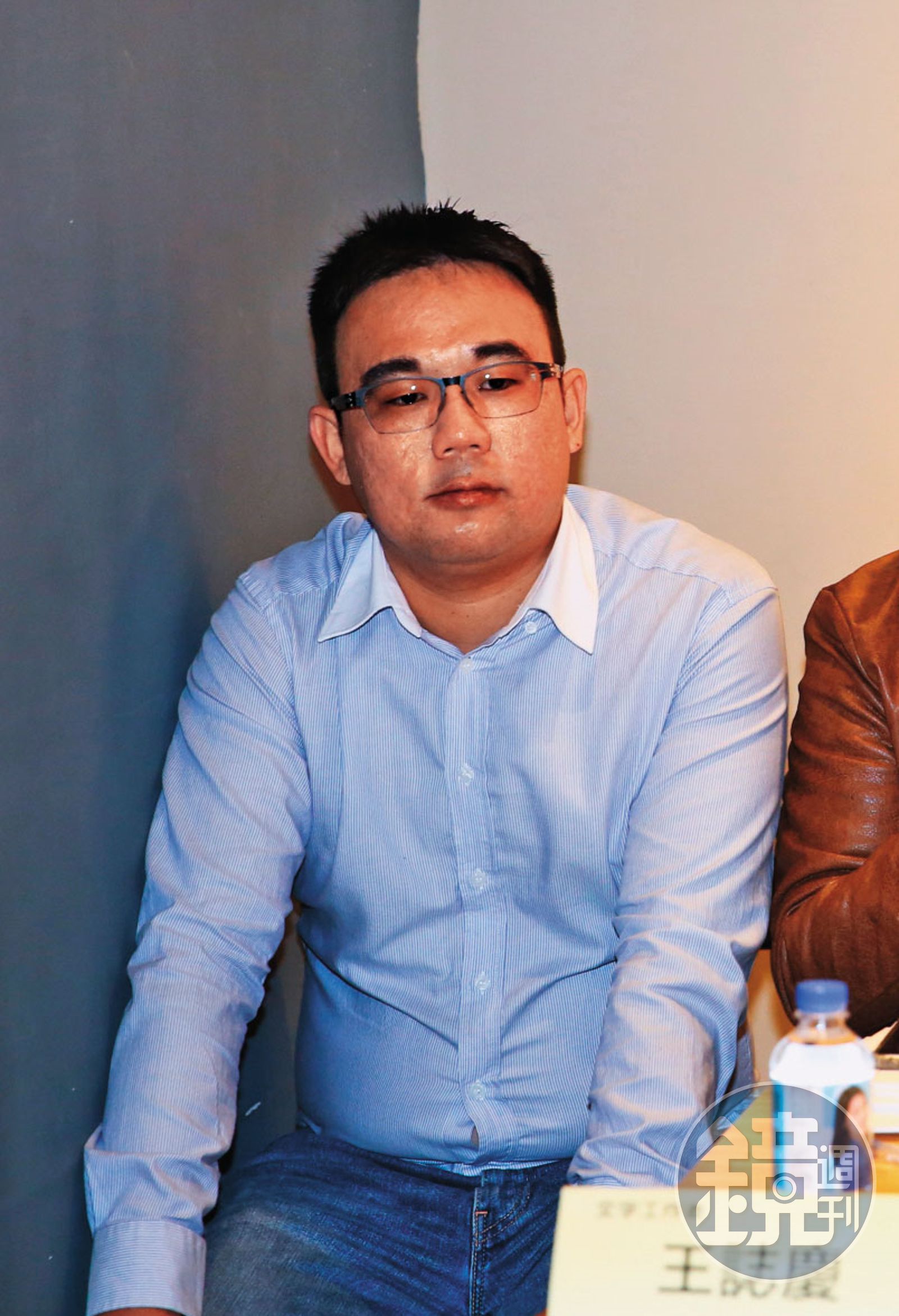 王誌慶不到40歲,即擔任市府顧問兼市長辦公室主任,象徵藍營幕僚世代崛起。(圖/鏡週刊)