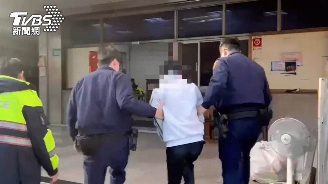 柳姓通緝犯被警方逮捕送辦。(圖/TVBS)
