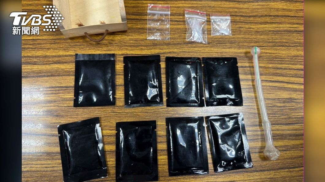 警方查扣安非他命、毒咖啡包等毒品。(圖/TVBS)
