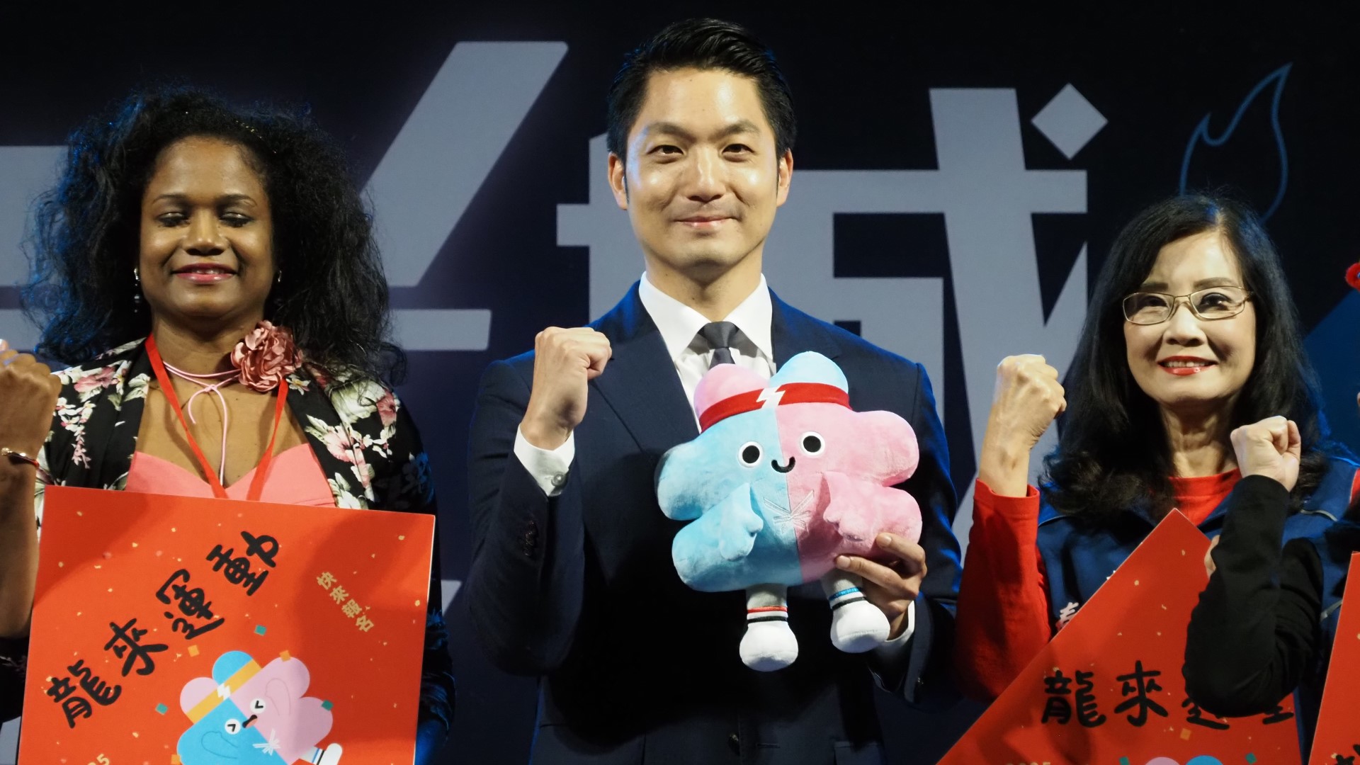 蔣萬安市長也與世壯運吉祥物首次合體亮相,在國內外與會嘉賓手持世壯運「龍來運動」喜氣春聯的陪同下,齊聲向世界宣告「2025雙北世壯運,出發!」。
