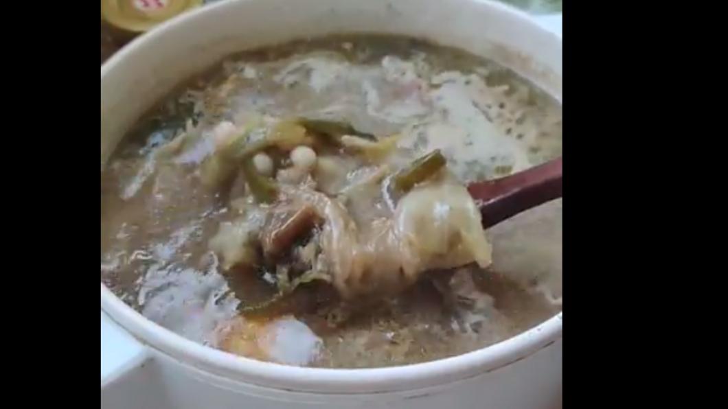 原PO撈起煮到爛掉的菜。(圖/翻攝自Dcard)