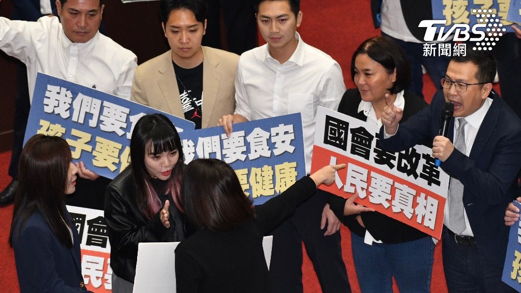 綠委黃捷、藍委徐巧芯更一度爆發激烈口角。(圖/胡瑞麒攝)
