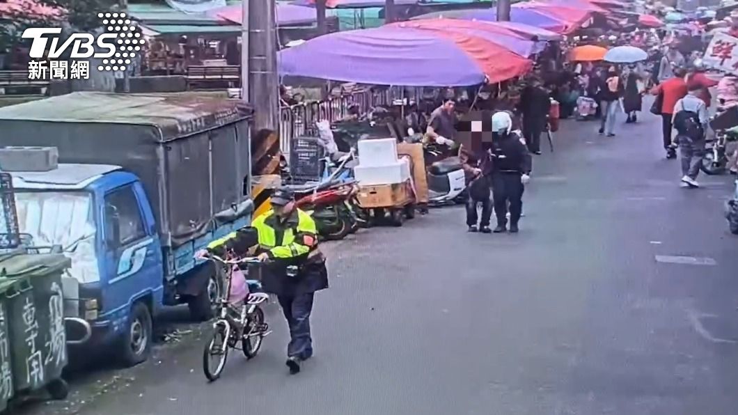 蔡男突然帕金森氏症發作,警員幫忙牽車、攙扶。(圖/TVBS)