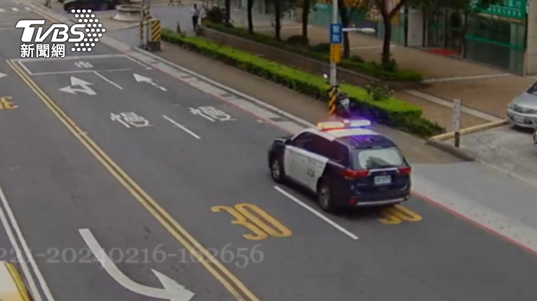 警車沿途鳴笛開道。(圖/TVBS)