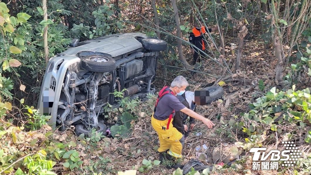 高雄男路況不熟 小貨車上坡失控墜一米深山谷