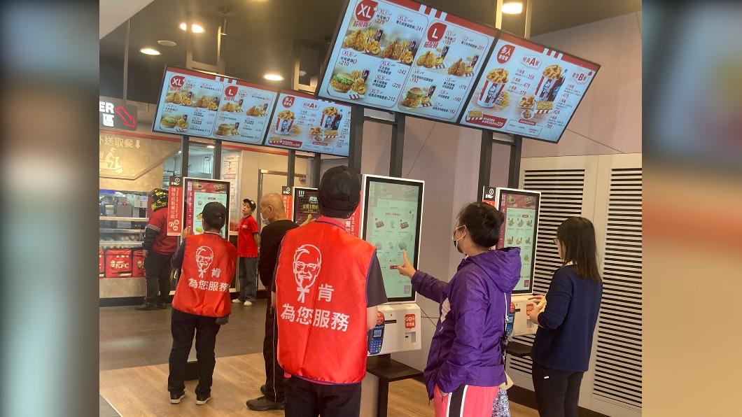 消費者只要拿起手機,掃描店內QR code或使用自助點餐機即可線上點餐。(圖/肯德基提供)