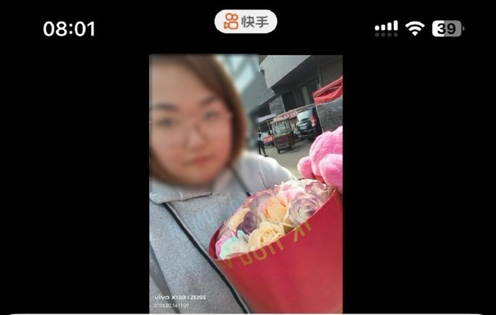 當事女主角事後在網上PO出與花束的合影。(圖/翻攝自微博)