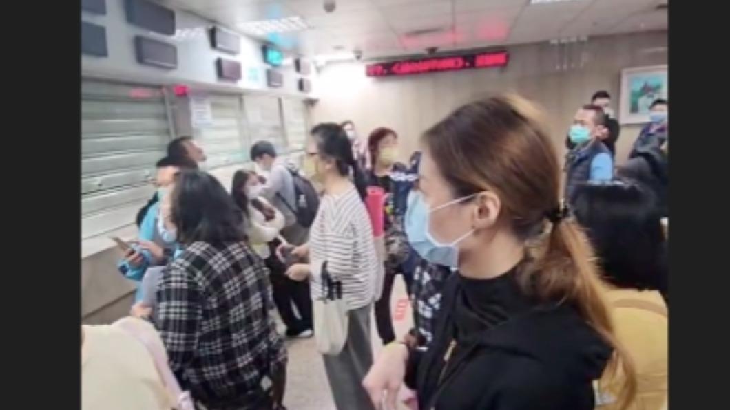 民眾圍在領藥櫃臺,情緒不滿。(圖/TVBS)