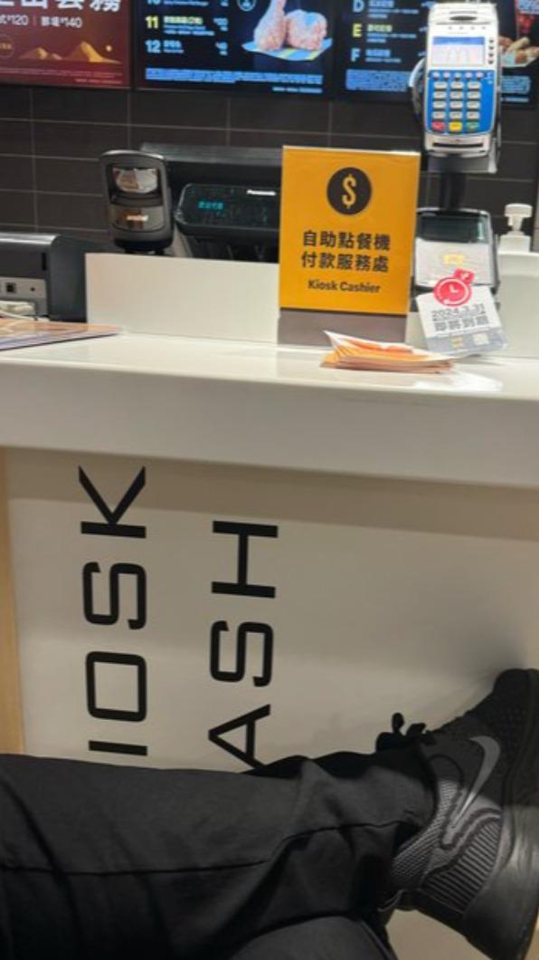 原PO怒把椅子搬到櫃台前坐下,結果立刻就有店員來幫忙點餐。(圖/翻攝自PTT)